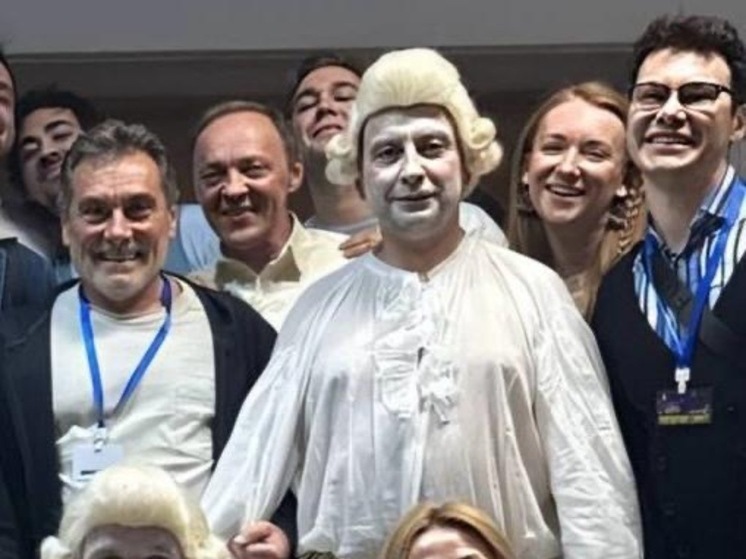 Директора театров начали выходить на сцену