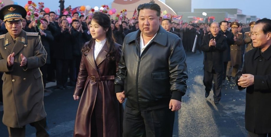 Должна нажать на ядерную кнопку: что известно о дочери лидера КНДР Ким Чжу Е