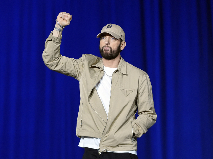 Эминем пригрозил компании пляжных принадлежностей судом за «ложные манипуляции»