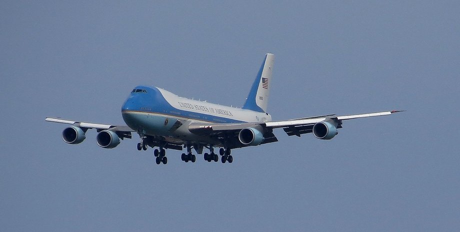 Возле самолета ТРрампа заметили неизвестный беспилотник