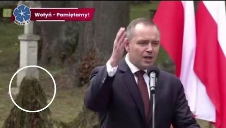 В Радруже украинские могилы закрыли маскировочными сетками